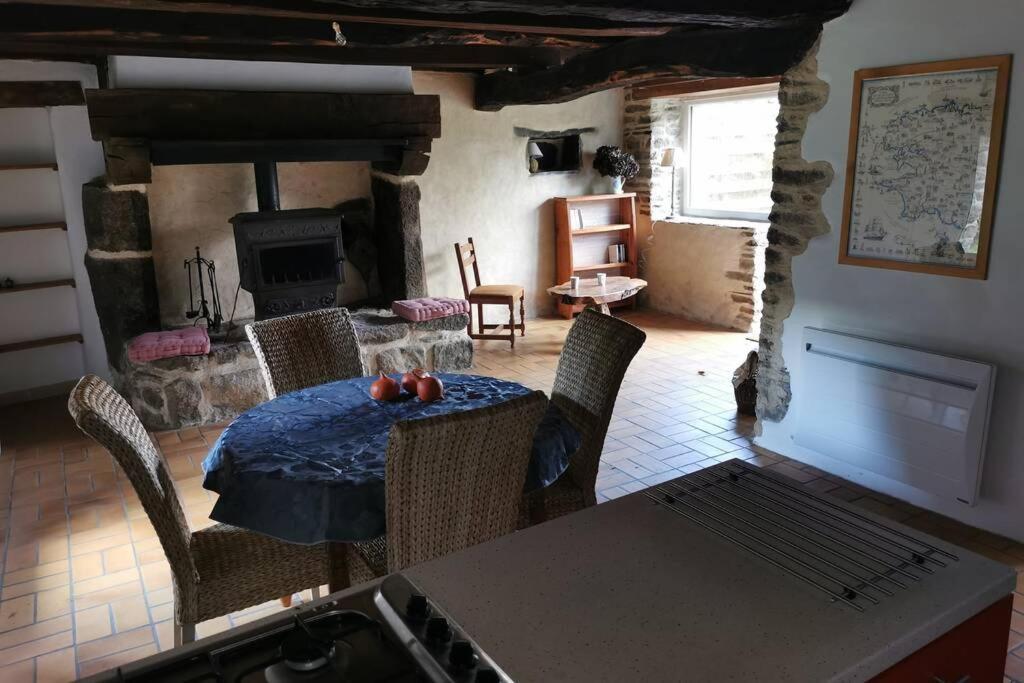 Petite maison dans les Monts d'Arrée TY COZ Commana Exterior foto